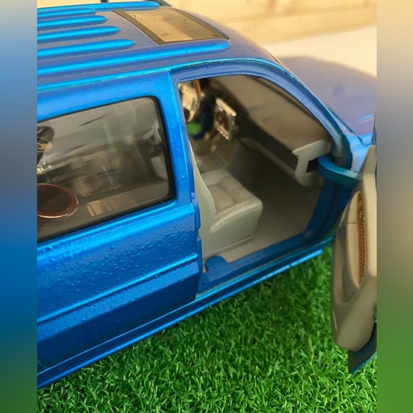 Jada Dub City 1:24 Diecast 2002 Cadillac Escalade EXT Blue Custom Lowrider Truck - Picture 7 of 14